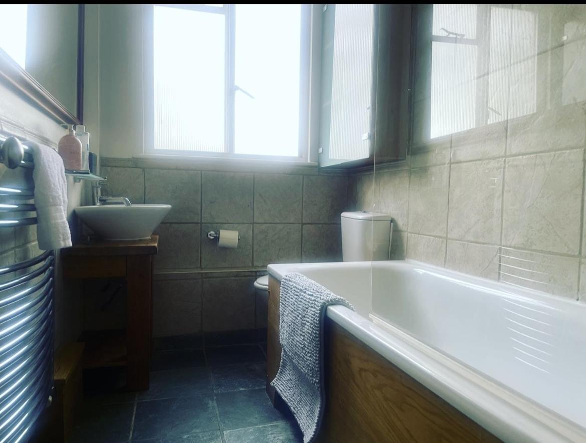 Luxury 1-Bed Apartment With Stunning City Views Perfect For Short Stays In Лондон Экстерьер фото